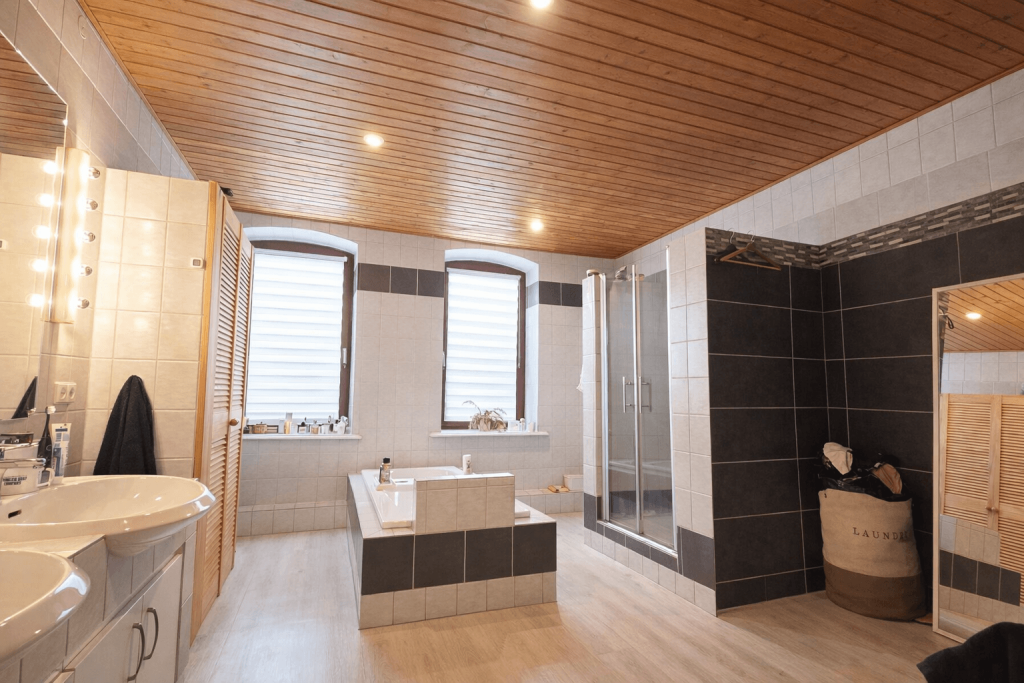 Immobilienangebot - Schwarme - Alle - Extravagantes Wohnen wie im eigenen Haus: 277 m² im Fachwerkhaus mit Wintergarten und Kamin in Schwarme